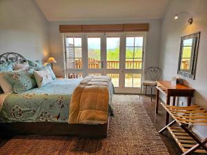 坎布里奇胡婷斯达斯旅馆的一间卧室配有一张床、一张书桌和一个窗户。