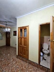 帕纳哈切尔Hostal flor del lago的一间空房间,设有厕所和门