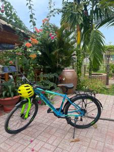 Tây NinhTy Phu Miet Vuon Homestay - Entire Bungalow的蓝色自行车,上面有黄色的头盔