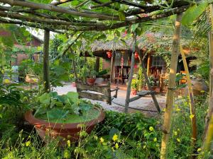 Tây NinhTy Phu Miet Vuon Homestay - Entire Bungalow的庭院中间带喷泉的花园