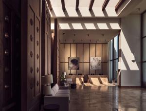 帕诺尔莫斯雷斯蒙The Royal Senses Resort & Spa Crete, Curio Collection by Hilton的带沙发和大型天花板的客厅