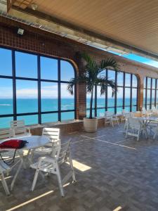 维拉维尔哈Flat Praia da Costa的配有桌椅的海景客房