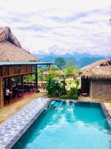 Hương Bá ThướcPù Luông Happy Home的山间度假村前的游泳池