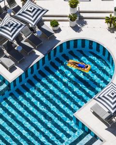 黄金海岸黄金海岸QT精品度假酒店的享有带木筏的游泳池的顶部景致