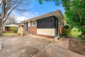 亚特兰大Big Red House in ATL by Hartsfield-Jackson Airport的砖房,上面有大窗户