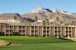 棕榈泉WorldMark Palm Springs - Plaza Resort and Spa的享有棕榈树和山脉的度假村景色