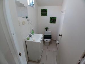 埃莫西约Vivienda completa. Privada con acceso controlado. FACTURAMOS的白色的浴室设有卫生间和水槽。