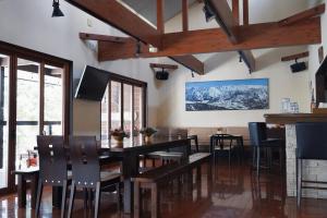 白马村熊山旅舍的一间带桌椅的用餐室