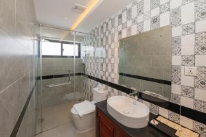 Phumĭ KântrákSerenity Suites d'Angkor的浴室配有卫生间、盥洗盆和淋浴。