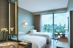新加坡Courtyard by Marriott Singapore Novena的酒店客房设有两张床和大窗户。