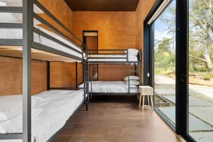 温特沃斯瀑布Sandbox House - Luxury Architectural Retreat的房屋内带双层床的房间