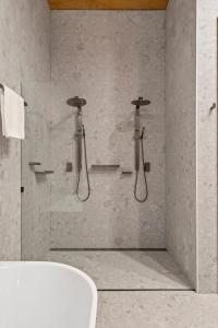 温特沃斯瀑布Sandbox House - Luxury Architectural Retreat的带浴缸和盥洗盆的淋浴浴室