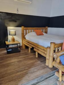 CaciqueCasa Bajo Congo的一间卧室配有一张床和一张带台灯的桌子