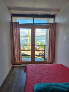 CaciqueCasa Bajo Congo的卧室设有海景大窗户