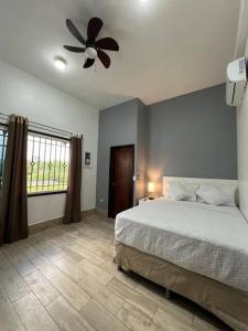 弗洛勒斯Casa G&V x 8 personas的一间卧室配有一张床和吊扇