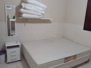 累西腓Sonho dos golfinhos的客房配有一张带镜子和毛巾的床