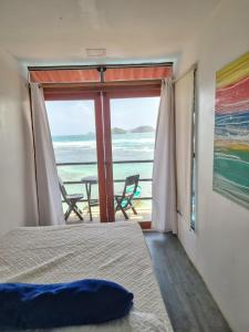 CaciqueCasa Bajo Congo的一间卧室配有一张床,享有海景