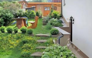 布罗特罗德Nice Apartment In Brotterode-trusetal With Kitchen的后院设有带游乐场的花园