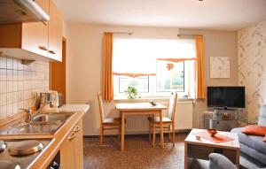 布罗特罗德Nice Apartment In Brotterode-trusetal With Kitchen的厨房以及带桌子和沙发的客厅。