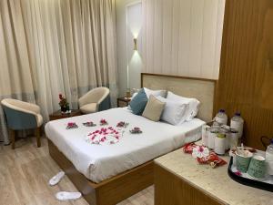 开罗Ramage Hotel & Resort的一间酒店客房,床上摆放着鲜花