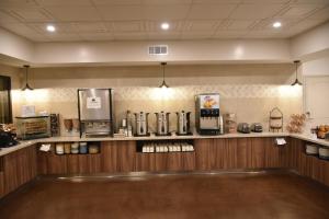 安大略安大略机场酒店的一间带咖啡壶的咖啡店