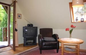 NeuhausNice Apartment In Dierhagen ostseebad With Wifi的客厅配有椅子和电视