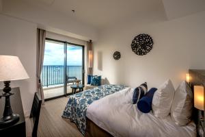 恩纳冲绳蒙特利水疗度假酒店的一间卧室设有一张床和一个大窗户