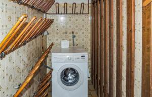 拉姆绍达赫斯坦鲁鲍尔公寓的洗衣房配有洗衣机和棒球棒