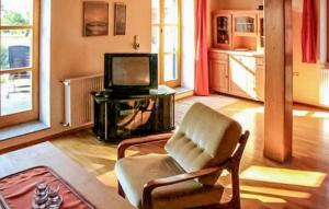 KölpinBeautiful Home In Klpin With Kitchen的客厅配有椅子和电视