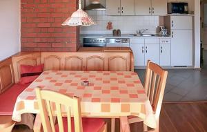 KölpinBeautiful Home In Klpin With Kitchen的带桌椅的厨房以及带厨房的厨房