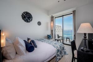恩纳冲绳蒙特利水疗度假酒店的一间卧室设有一张床和一个美景阳台