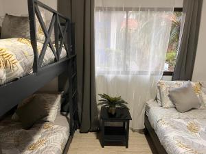 福尔图纳Residencias Arenal的一间卧室配有双层床和窗户。