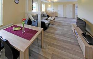 米罗Amazing Apartment In Mirow With Kitchen的客厅配有桌子和沙发