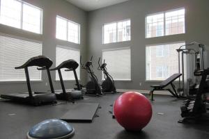 韦恩堡Luxury 1BR/1BA w/ Top Amenities in Prime Location的健身房提供健身自行车和红色球