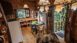 萨尔塔RUNA YAKU KAUNAZ的小木屋内的厨房和用餐室