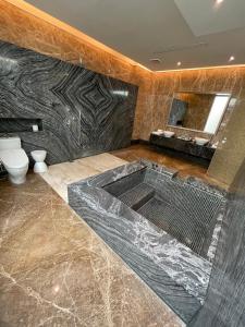 屏东县震点乐汽车商务旅馆的中间设有大浴缸的浴室