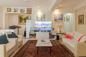 弗洛里亚诺波利斯Hospedaria Conceitual的客厅配有2张沙发和1台平面电视