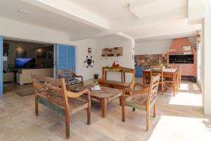 弗洛里亚诺波利斯Hospedaria Conceitual的用餐室以及带桌椅的起居室。