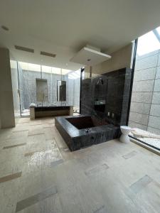 屏东县震点乐汽车商务旅馆的大型浴室设有大浴缸和两个水槽