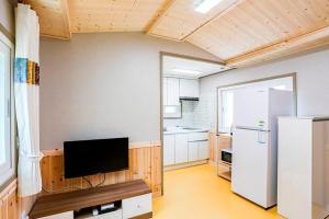 潭阳Garden Pension的厨房配有电视和冰箱。