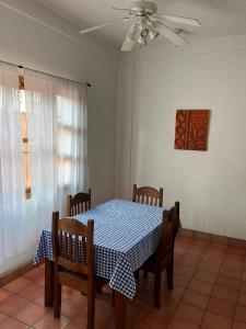 科潘玛雅遗址La Casa de Dona Irma Townhouse的一间配备有蓝白色桌椅的用餐室