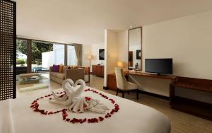 坎古Lv8度假酒店的酒店客房,配有一张带2张天鹅绒床的床