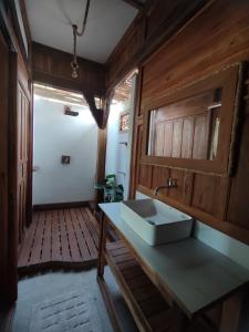 吉利特拉旺安Little Elephant Cottage的客房内的白色盥洗盆浴室