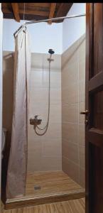 培拉特曼格莱姆旅馆的浴室内配有淋浴帘。