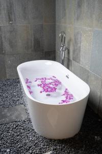 RuaMorika Villa的浴室内设有一个花紫色浴缸