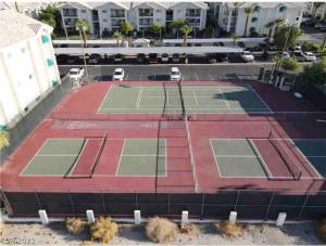 The Healing Place内部或周边的网球和/或壁球设施