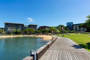 达尔文Serenity Peary - Executive 1brm at Darwin Waterfront with Sea Views的海滩和建筑旁的木板路