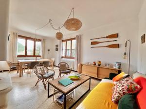 耶尔Villa Lilause的客厅配有沙发和桌子