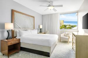 马可岛水晶海岸万豪酒店的一间卧室设有一张床和一个海景窗户
