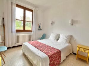 耶尔Villa Lilause的白色的卧室设有床和窗户